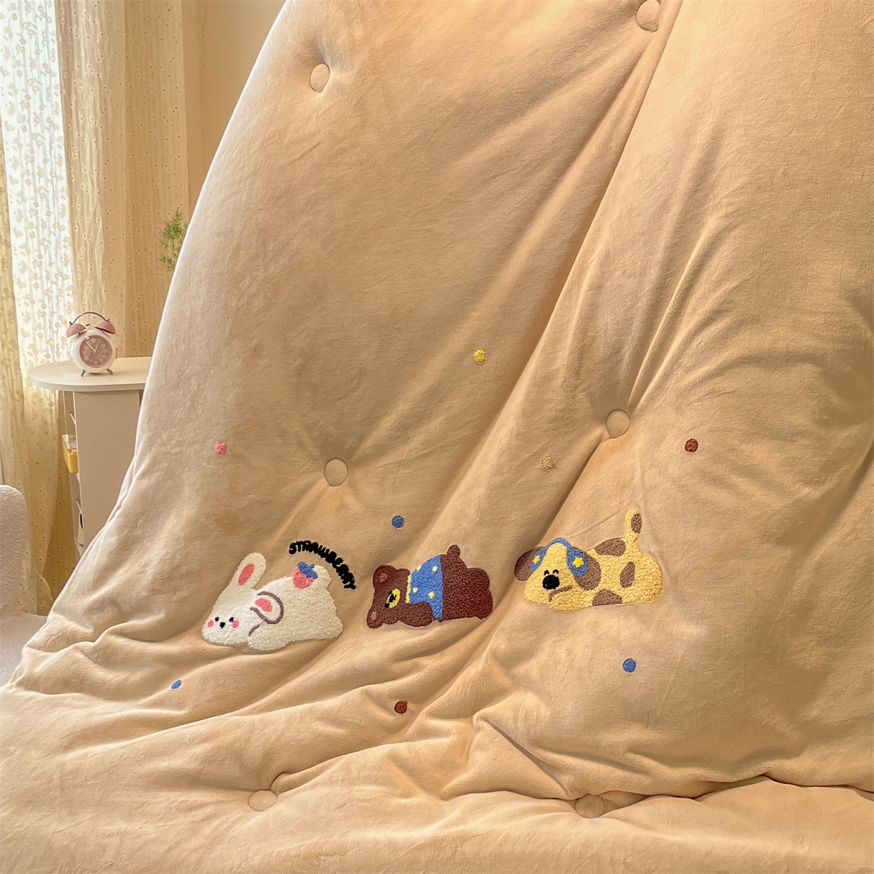 91家纺网 家纺一手货源 找家纺 换种生活 2025新款A类牛奶绒毛巾绣冬被被子被芯 萌宠伙伴