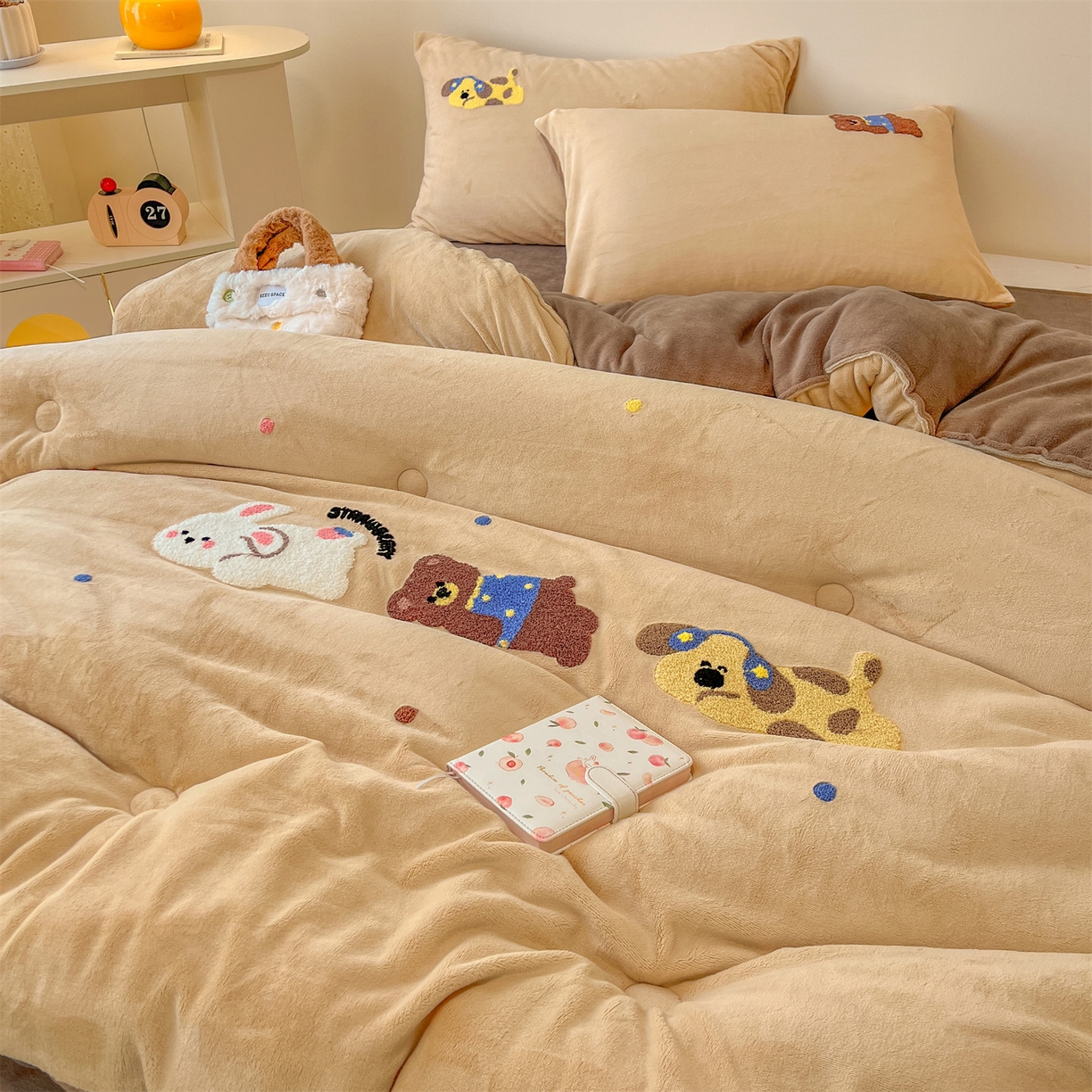 91家纺网 家纺一手货源 找家纺 换种生活 2025新款A类牛奶绒毛巾绣冬被被子被芯 萌宠伙伴