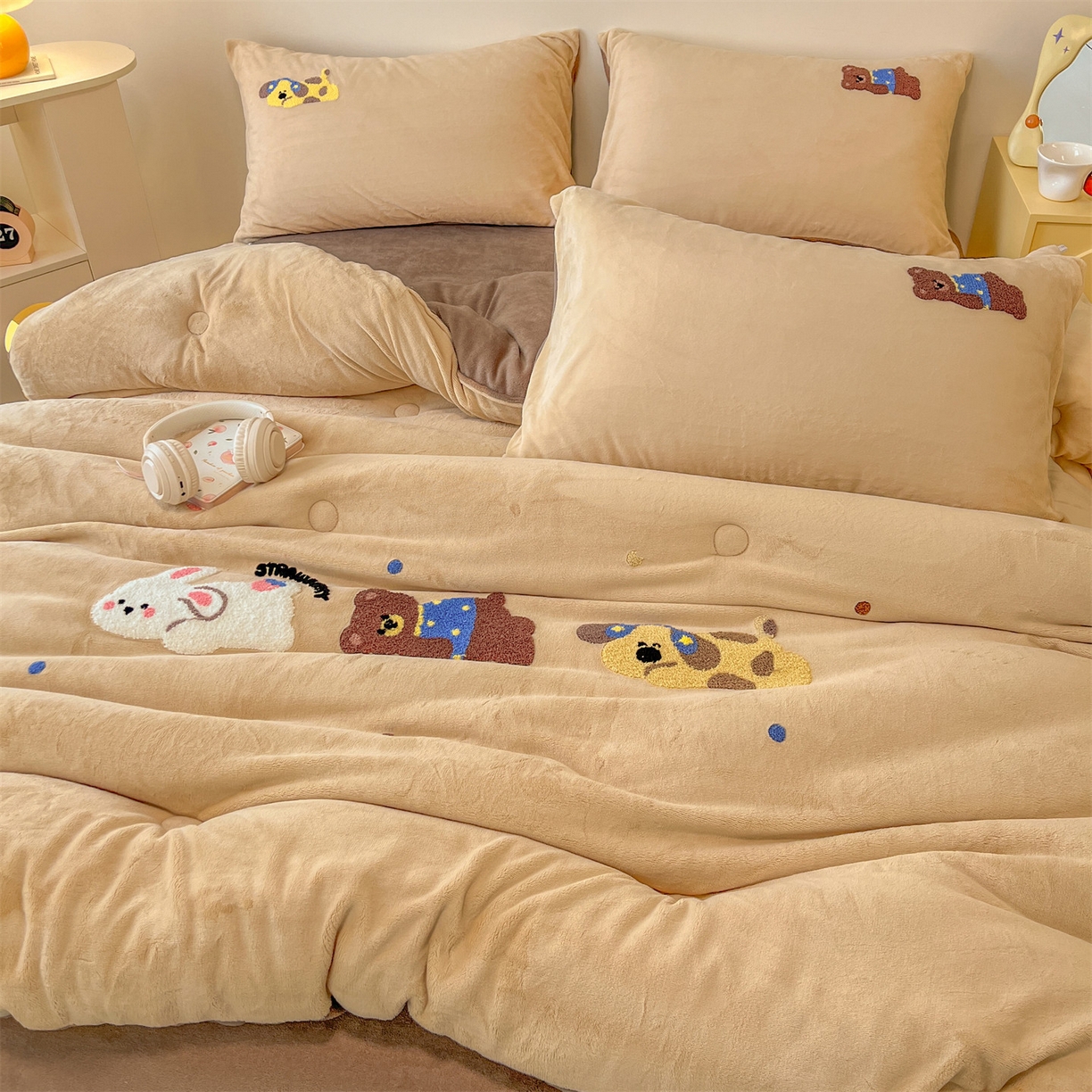 91家纺网 家纺一手货源 找家纺 换种生活 2025新款A类牛奶绒毛巾绣冬被被子被芯 萌宠伙伴