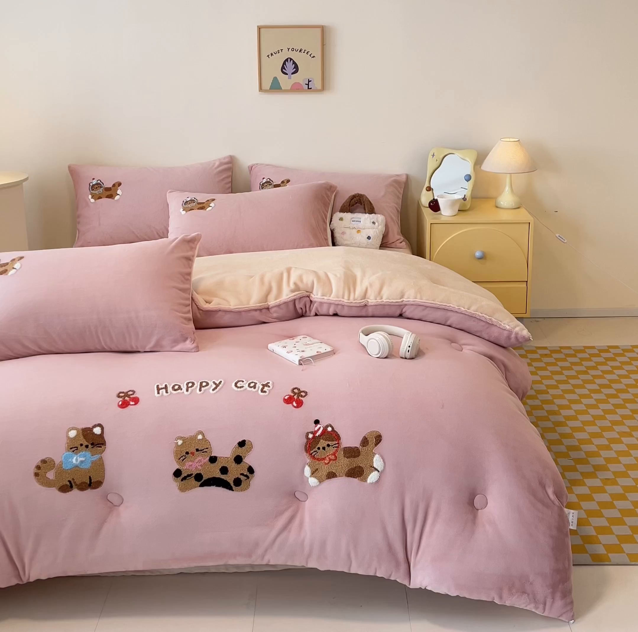 91家纺网 家纺一手货源 找家纺 换种生活 2025新款A类牛奶绒毛巾绣冬被被子被芯 萌趣猫