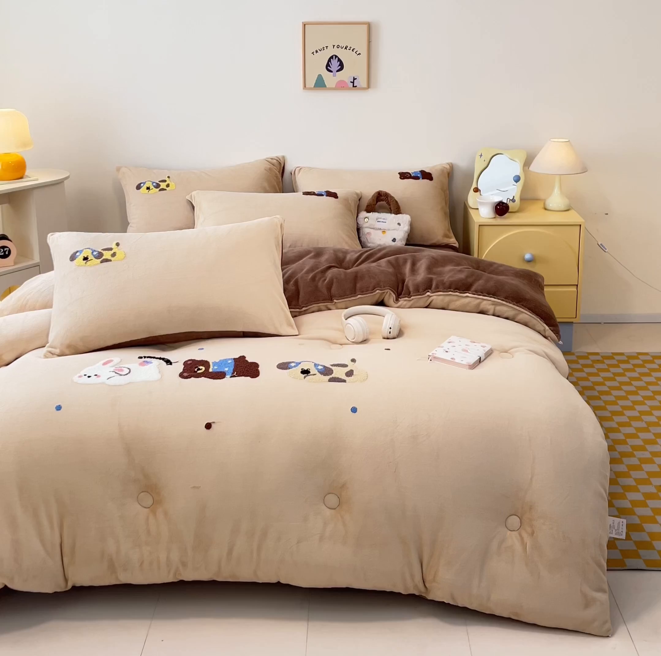 91家纺网 家纺一手货源 找家纺 换种生活 2025新款A类牛奶绒毛巾绣冬被被子被芯 萌宠伙伴