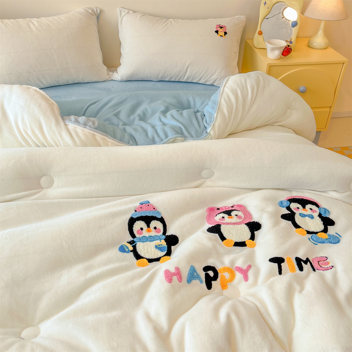 91家纺网 家纺一手货源 找家纺 换种生活 2025新款A类牛奶绒毛巾绣冬被被子被芯 企鹅时光