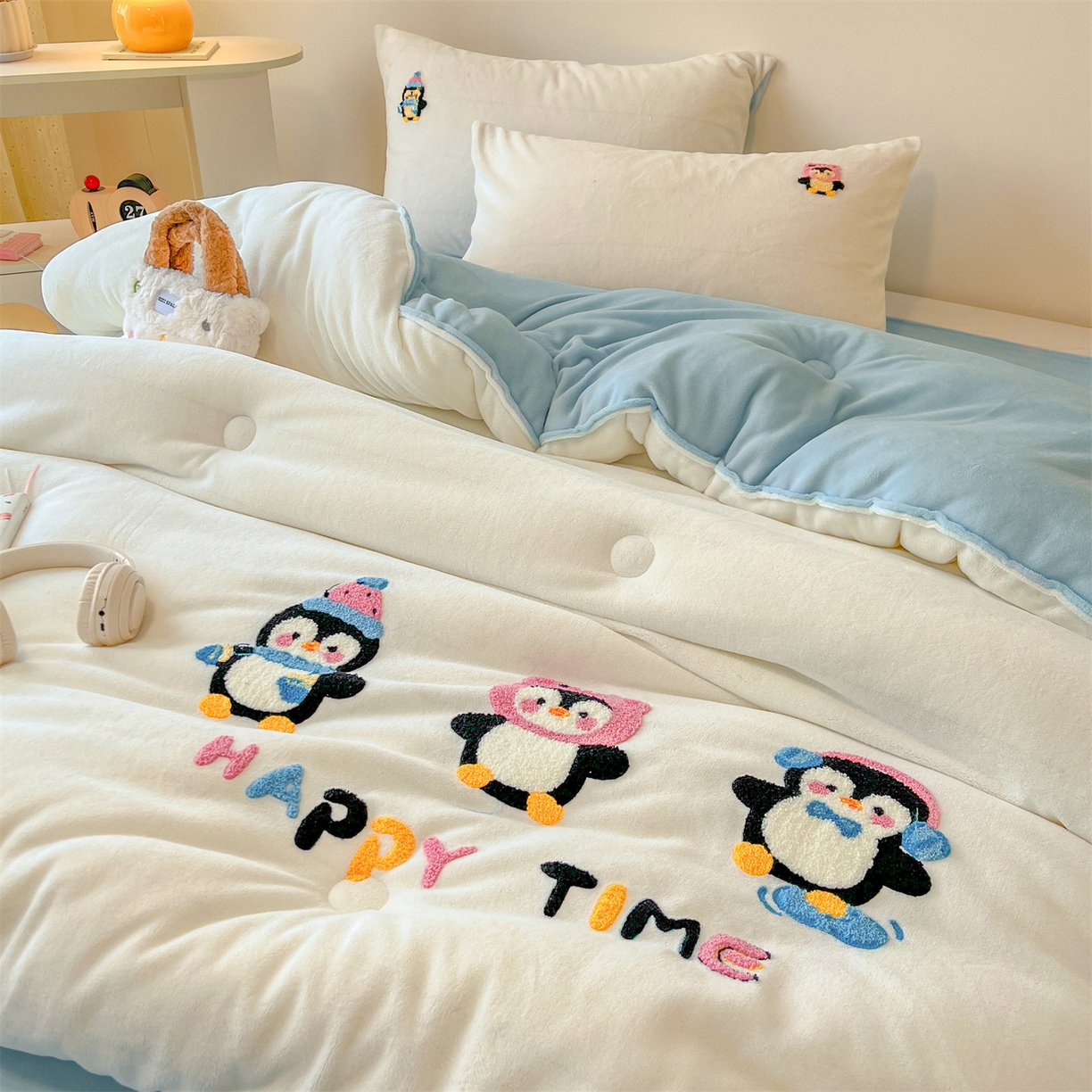 91家纺网 家纺一手货源 找家纺 换种生活 2025新款A类牛奶绒毛巾绣冬被被子被芯 企鹅时光