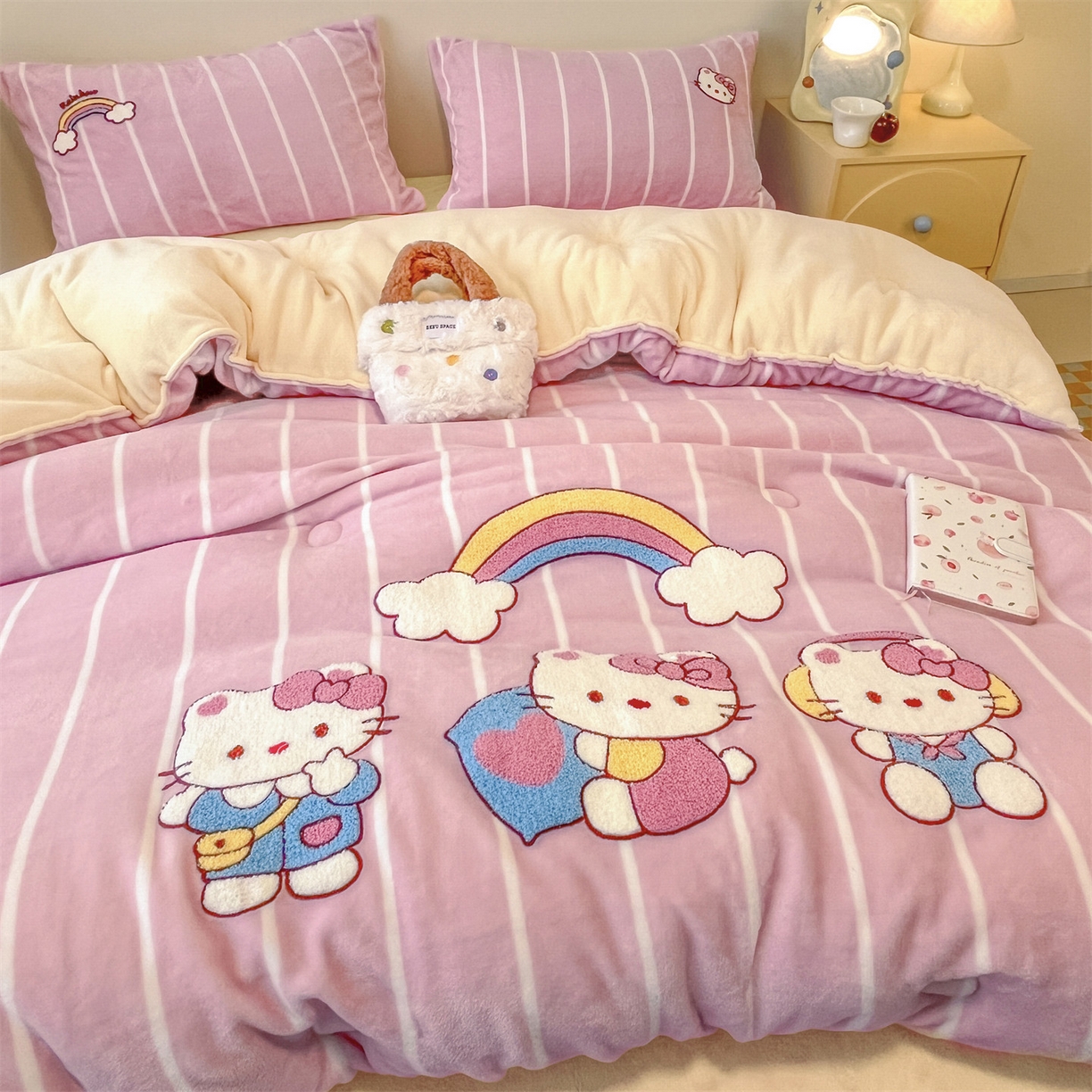 91家纺网 家纺一手货源 找家纺 换种生活 2025新款A类牛奶绒毛巾绣冬被被子被芯 粉萌-Kitty