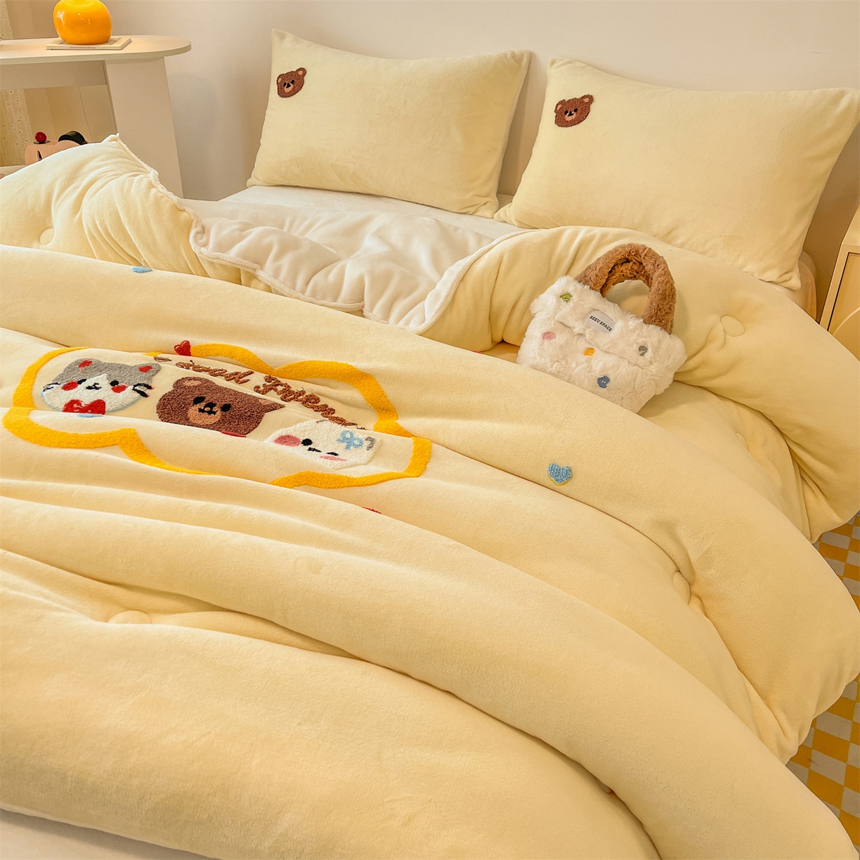 91家纺网 家纺一手货源 找家纺 换种生活 2025新款A类牛奶绒毛巾绣冬被被子被芯 云朵熊