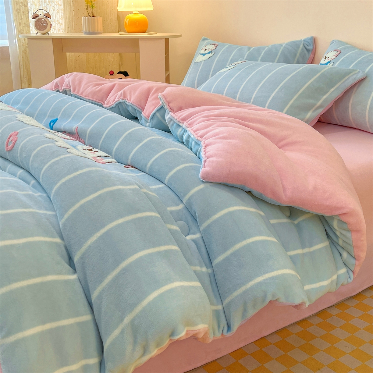 91家纺网 家纺一手货源 找家纺 换种生活 2025新款A类牛奶绒毛巾绣冬被被子被芯 萌萌犬