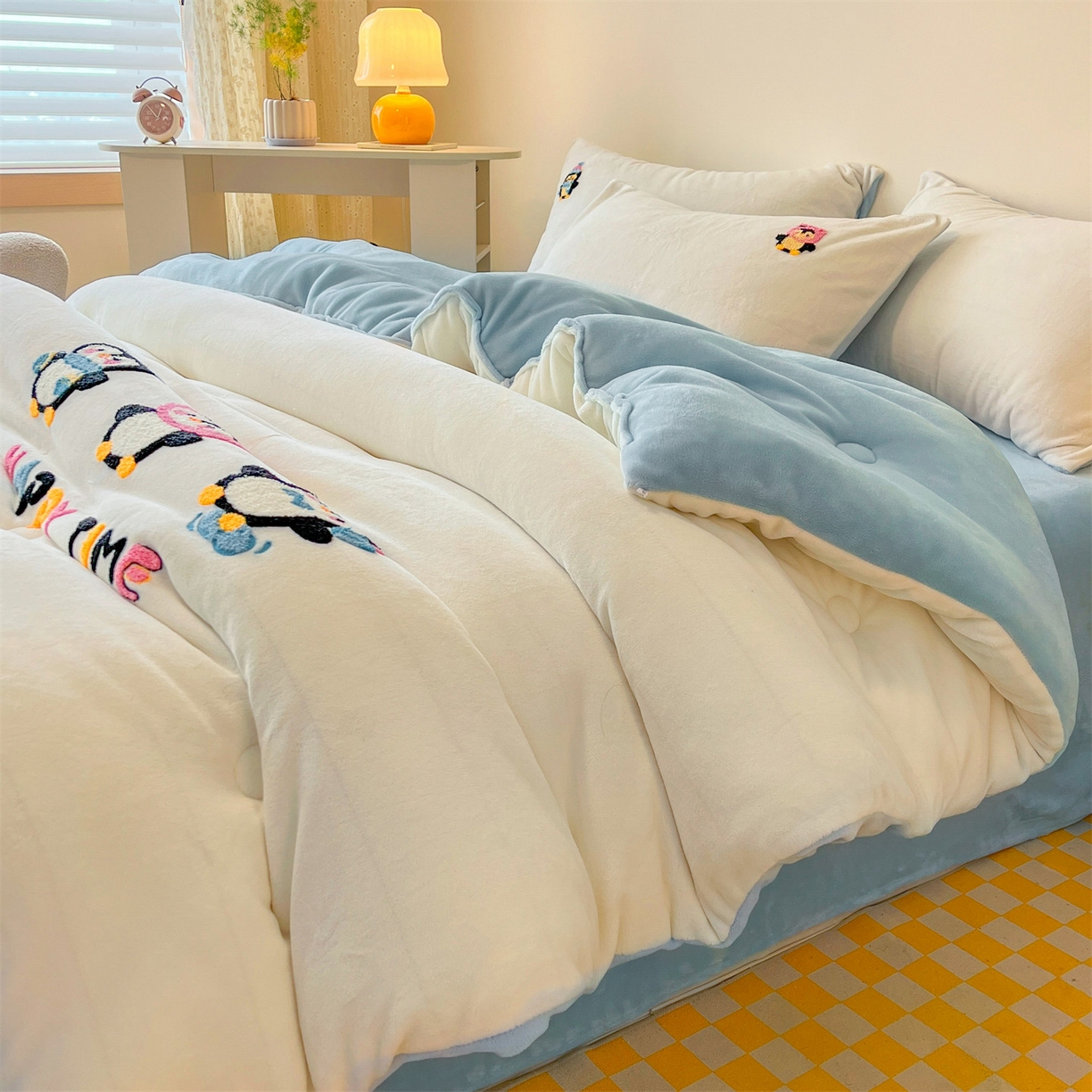 91家纺网 家纺一手货源 找家纺 换种生活 2025新款A类牛奶绒毛巾绣冬被被子被芯 企鹅时光