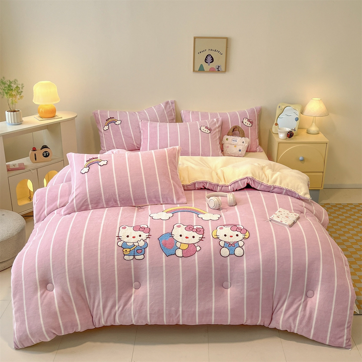 91家纺网 家纺一手货源 找家纺 换种生活 2025新款A类牛奶绒毛巾绣冬被被子被芯 粉萌-Kitty