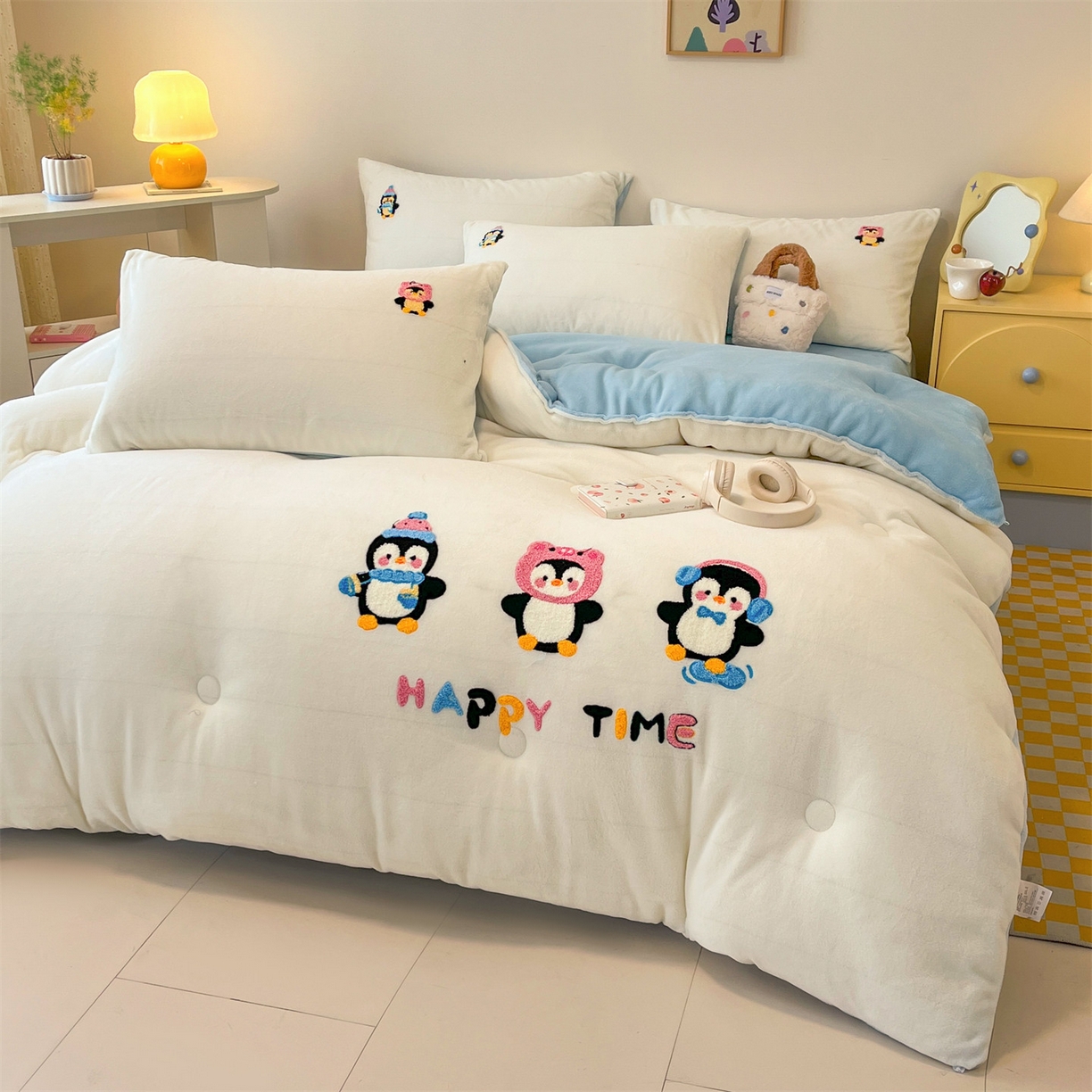 91家纺网 家纺一手货源 找家纺 换种生活 2025新款A类牛奶绒毛巾绣冬被被子被芯 企鹅时光