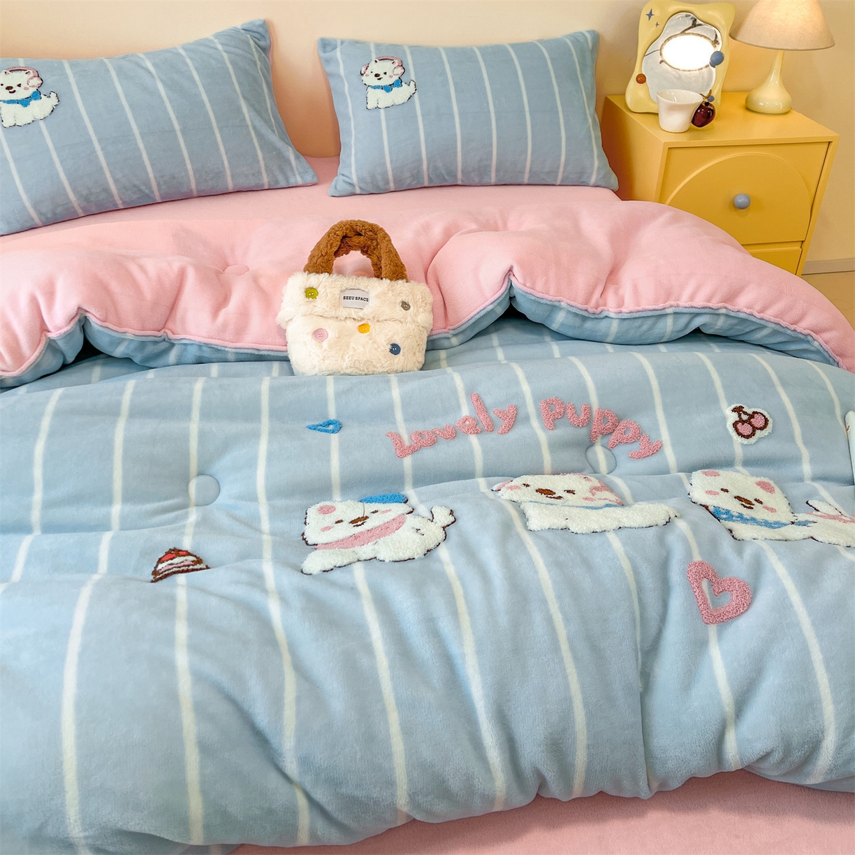 91家纺网 家纺一手货源 找家纺 换种生活 2025新款A类牛奶绒毛巾绣冬被被子被芯 萌萌犬