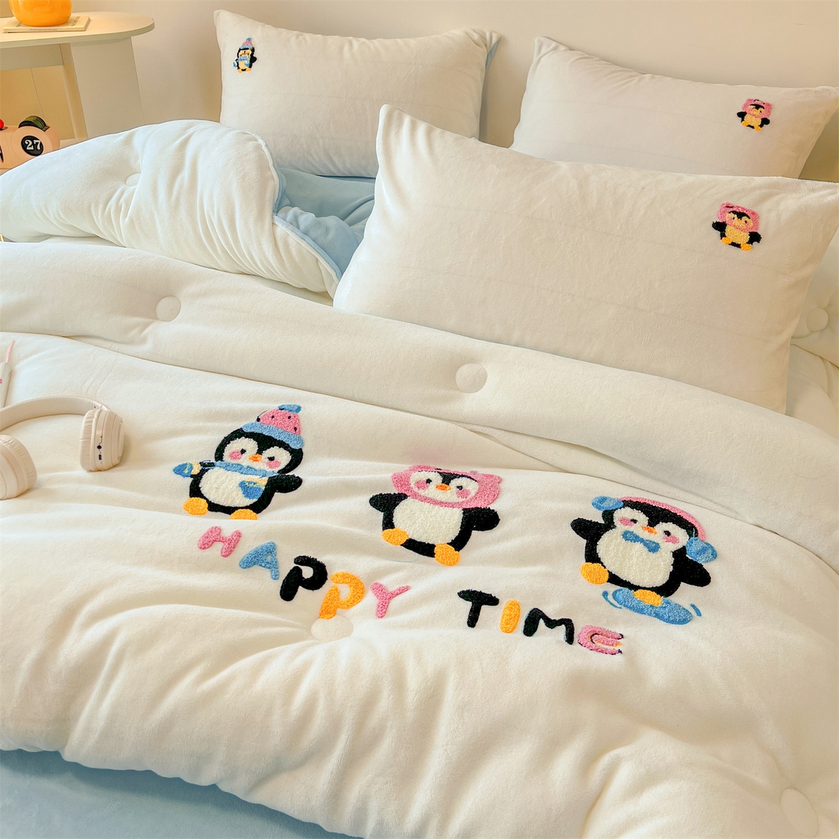 91家纺网 家纺一手货源 找家纺 换种生活 2025新款A类牛奶绒毛巾绣冬被被子被芯 企鹅时光