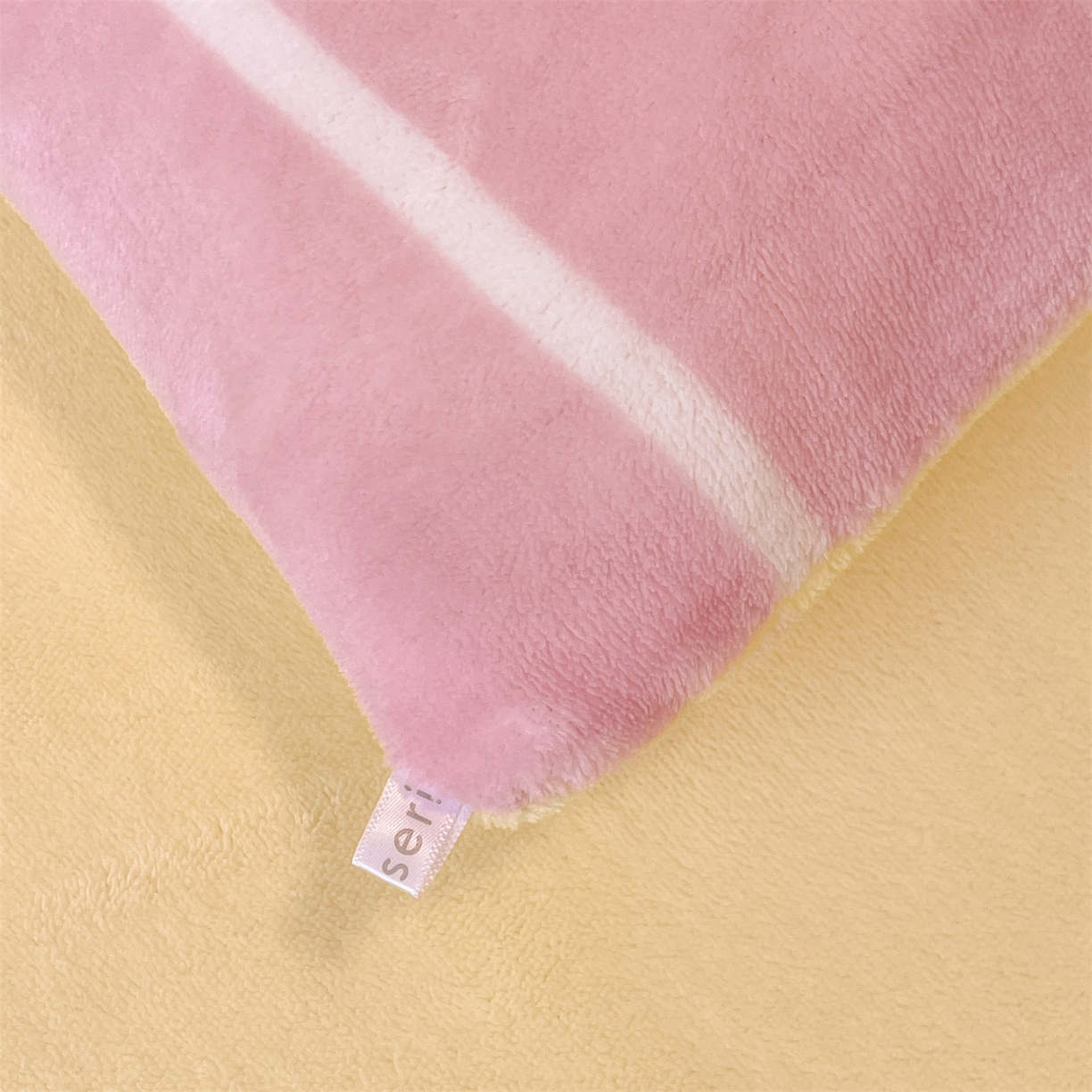 91家纺网 家纺一手货源 找家纺 换种生活 2025新款A类牛奶绒毛巾绣冬被被子被芯 粉萌-Kitty