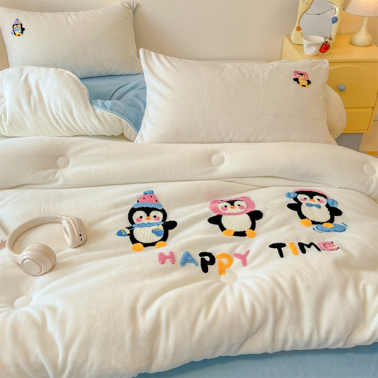 91家纺网 家纺一手货源 找家纺 换种生活 2025新款A类牛奶绒毛巾绣冬被被子被芯 企鹅时光