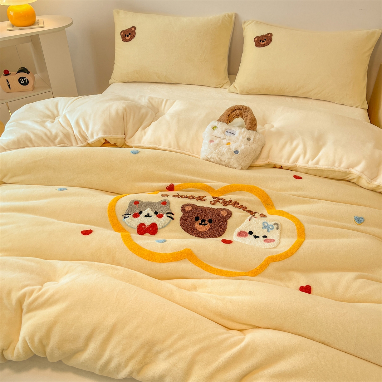 91家纺网 家纺一手货源 找家纺 换种生活 2025新款A类牛奶绒毛巾绣冬被被子被芯 云朵熊