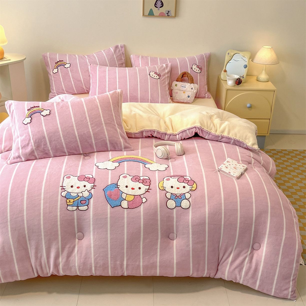 91家纺网 家纺一手货源 找家纺 换种生活 2025新款A类牛奶绒毛巾绣冬被被子被芯 粉萌-Kitty