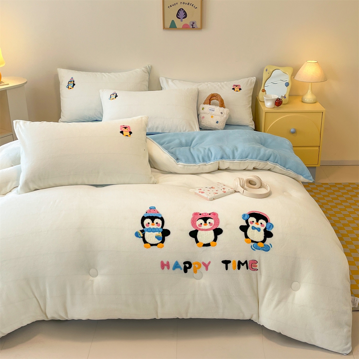 91家纺网 家纺一手货源 找家纺 换种生活 2025新款A类牛奶绒毛巾绣冬被被子被芯 企鹅时光