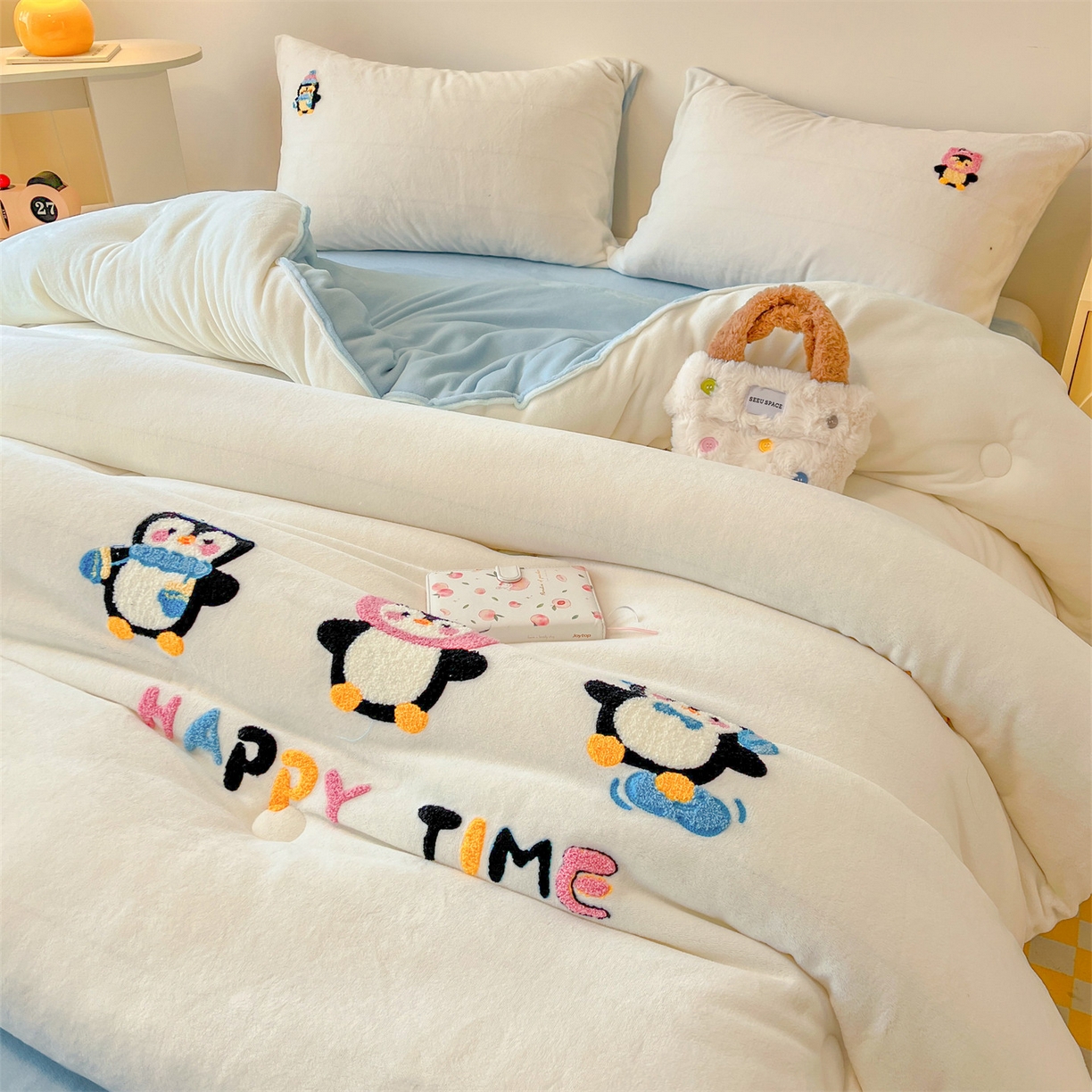 91家纺网 家纺一手货源 找家纺 换种生活 2025新款A类牛奶绒毛巾绣冬被被子被芯 企鹅时光