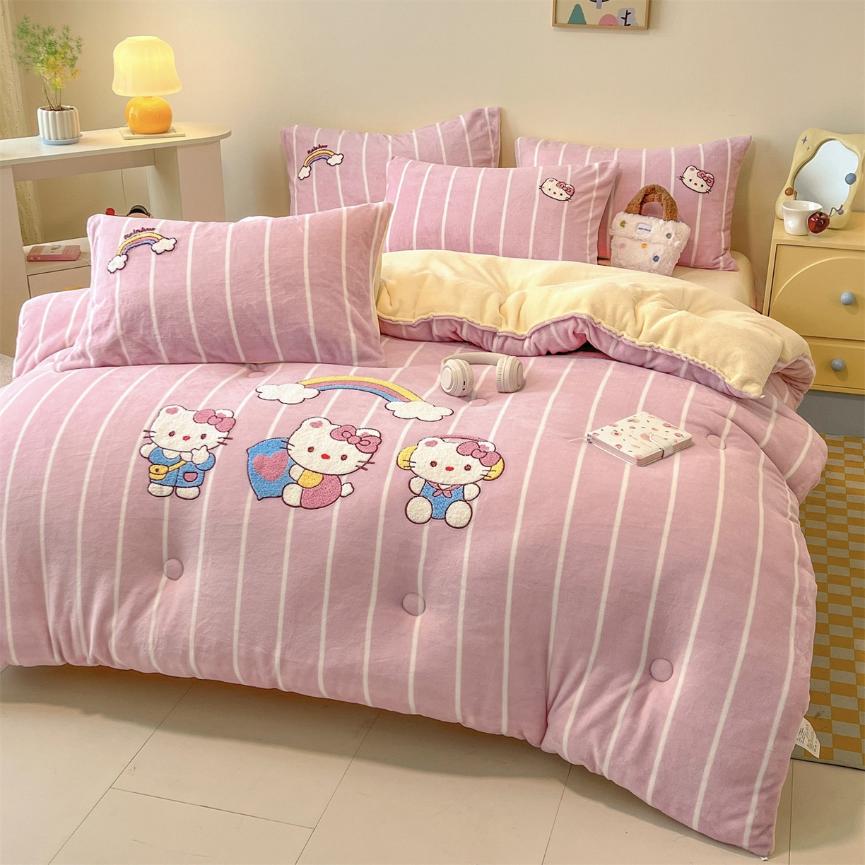 91家纺网 家纺一手货源 找家纺 换种生活 2025新款A类牛奶绒毛巾绣冬被被子被芯 粉萌-Kitty