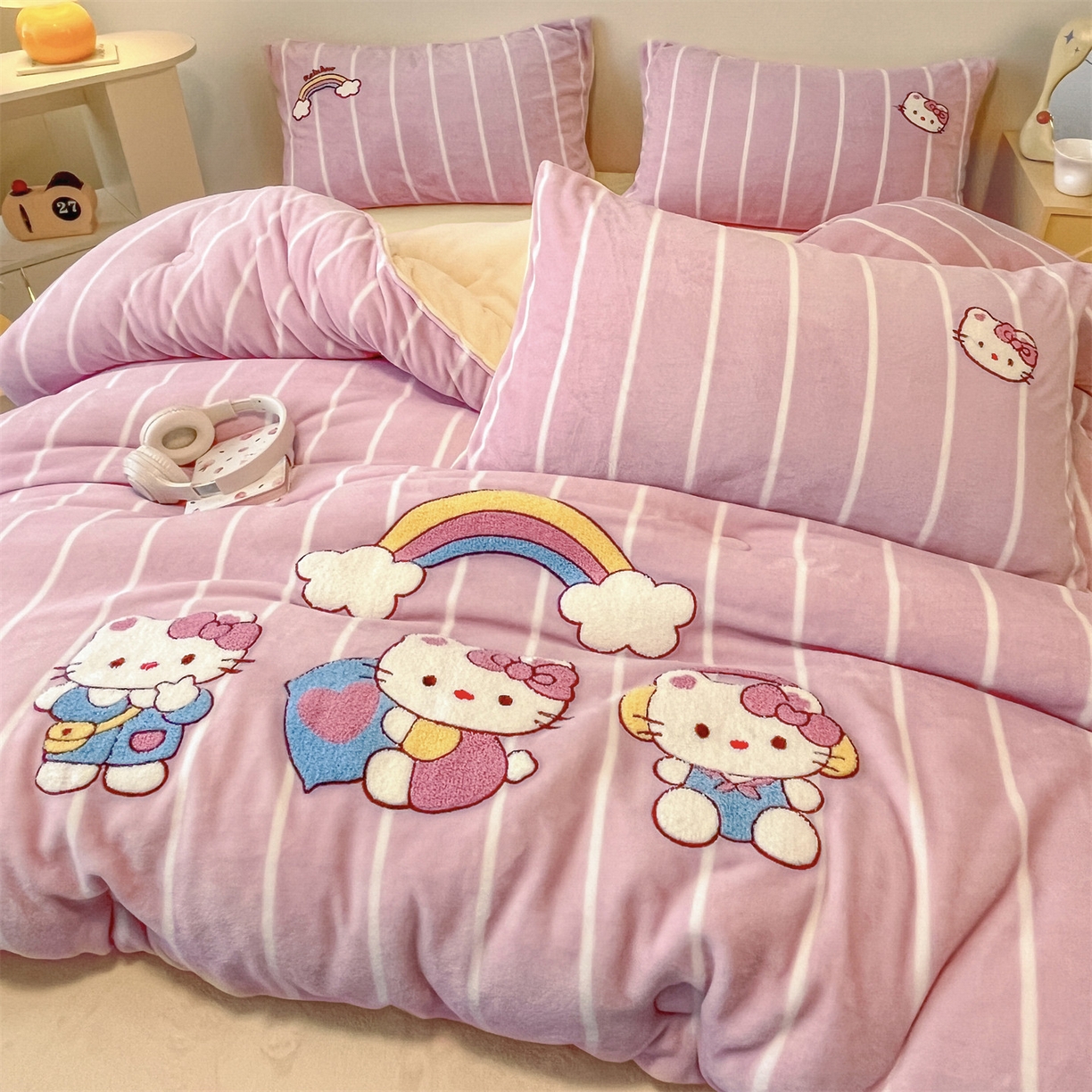 91家纺网 家纺一手货源 找家纺 换种生活 2025新款A类牛奶绒毛巾绣冬被被子被芯 粉萌-Kitty