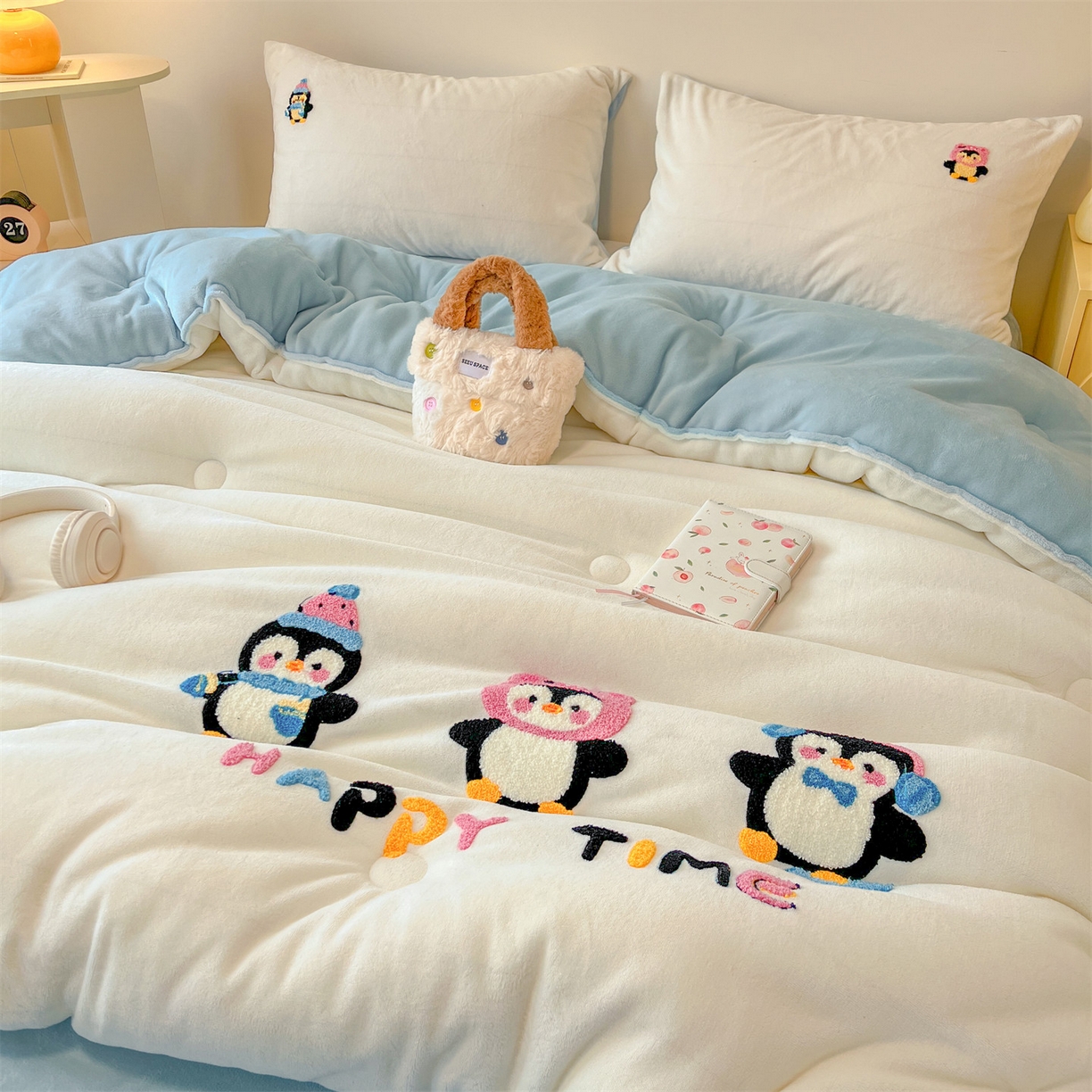 91家纺网 家纺一手货源 找家纺 换种生活 2025新款A类牛奶绒毛巾绣冬被被子被芯 企鹅时光