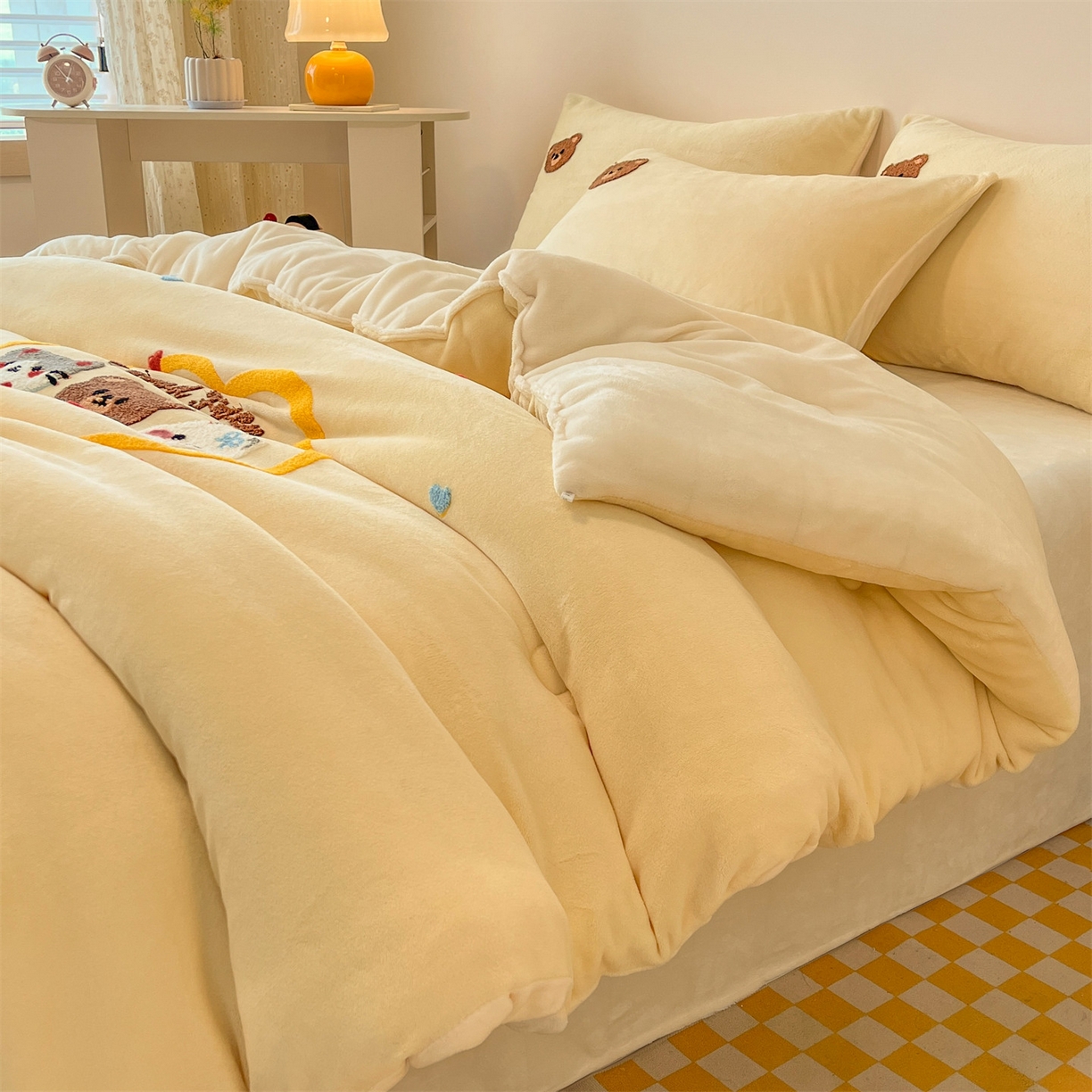 91家纺网 家纺一手货源 找家纺 换种生活 2025新款A类牛奶绒毛巾绣冬被被子被芯 云朵熊