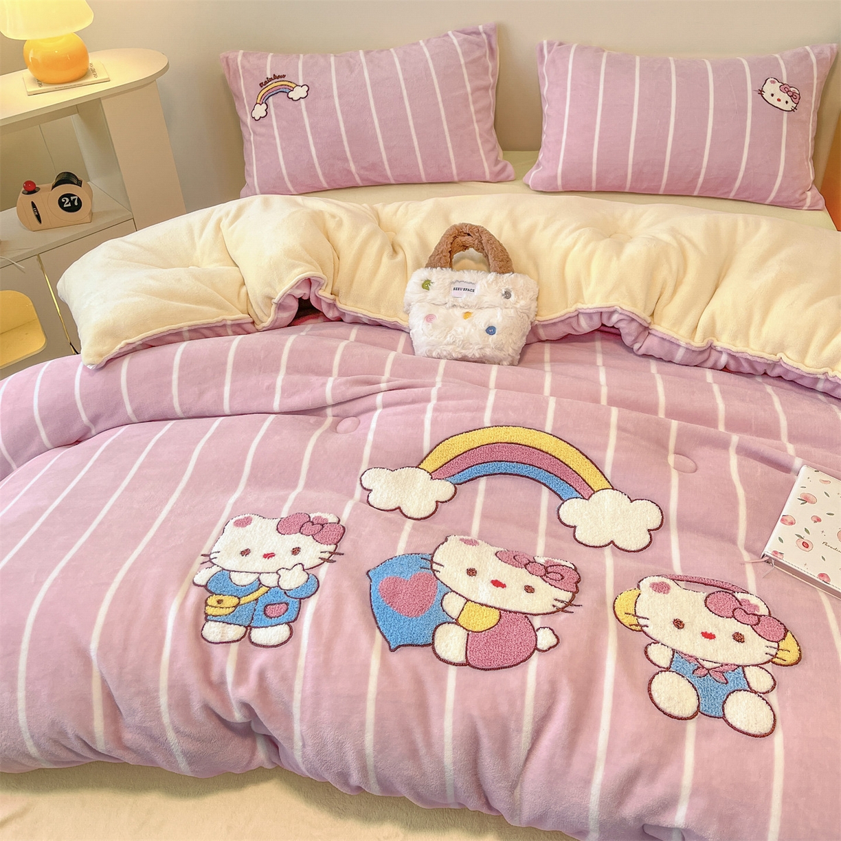 91家纺网 家纺一手货源 找家纺 换种生活 2025新款A类牛奶绒毛巾绣冬被被子被芯 粉萌-Kitty