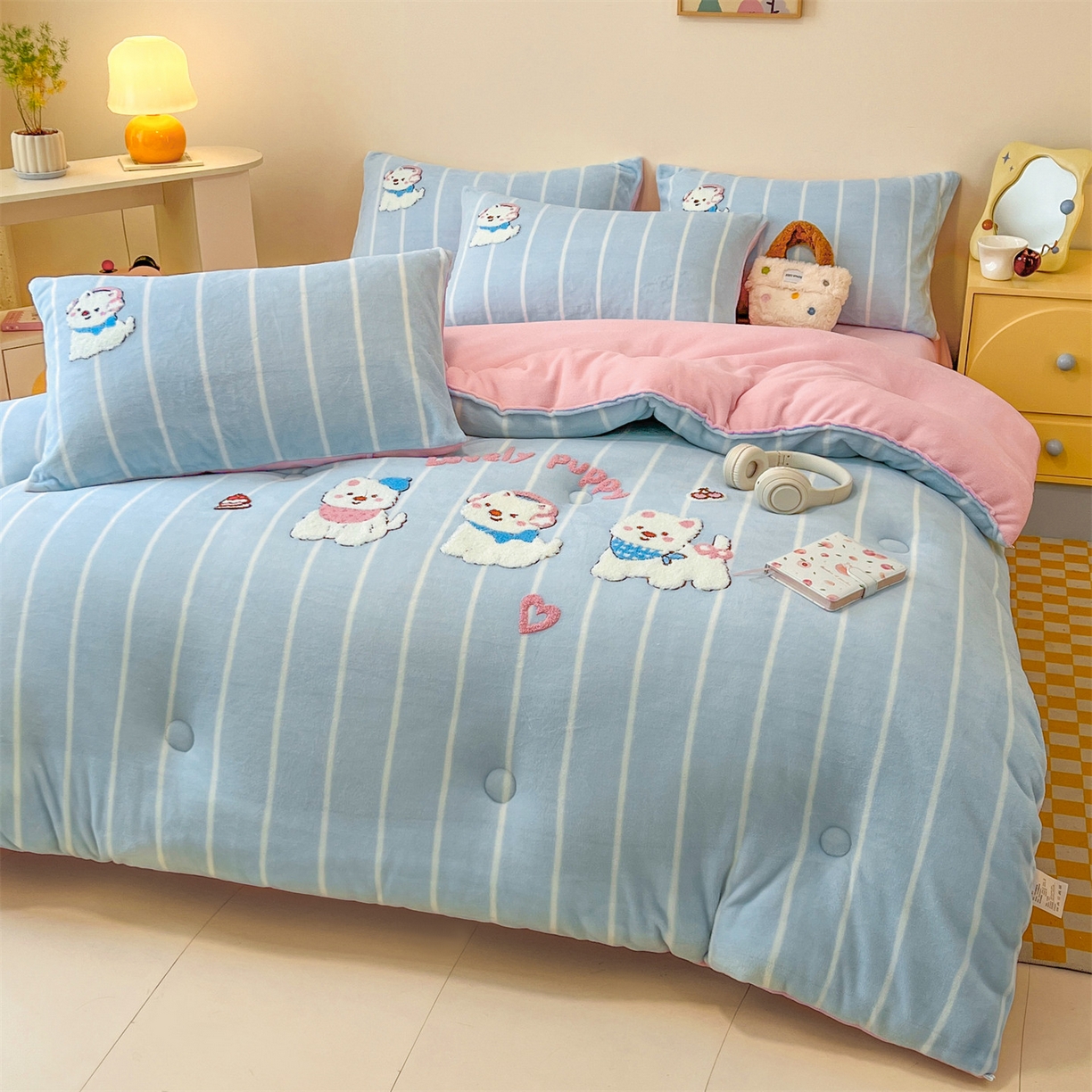 91家纺网 家纺一手货源 找家纺 换种生活 2025新款A类牛奶绒毛巾绣冬被被子被芯 萌萌犬