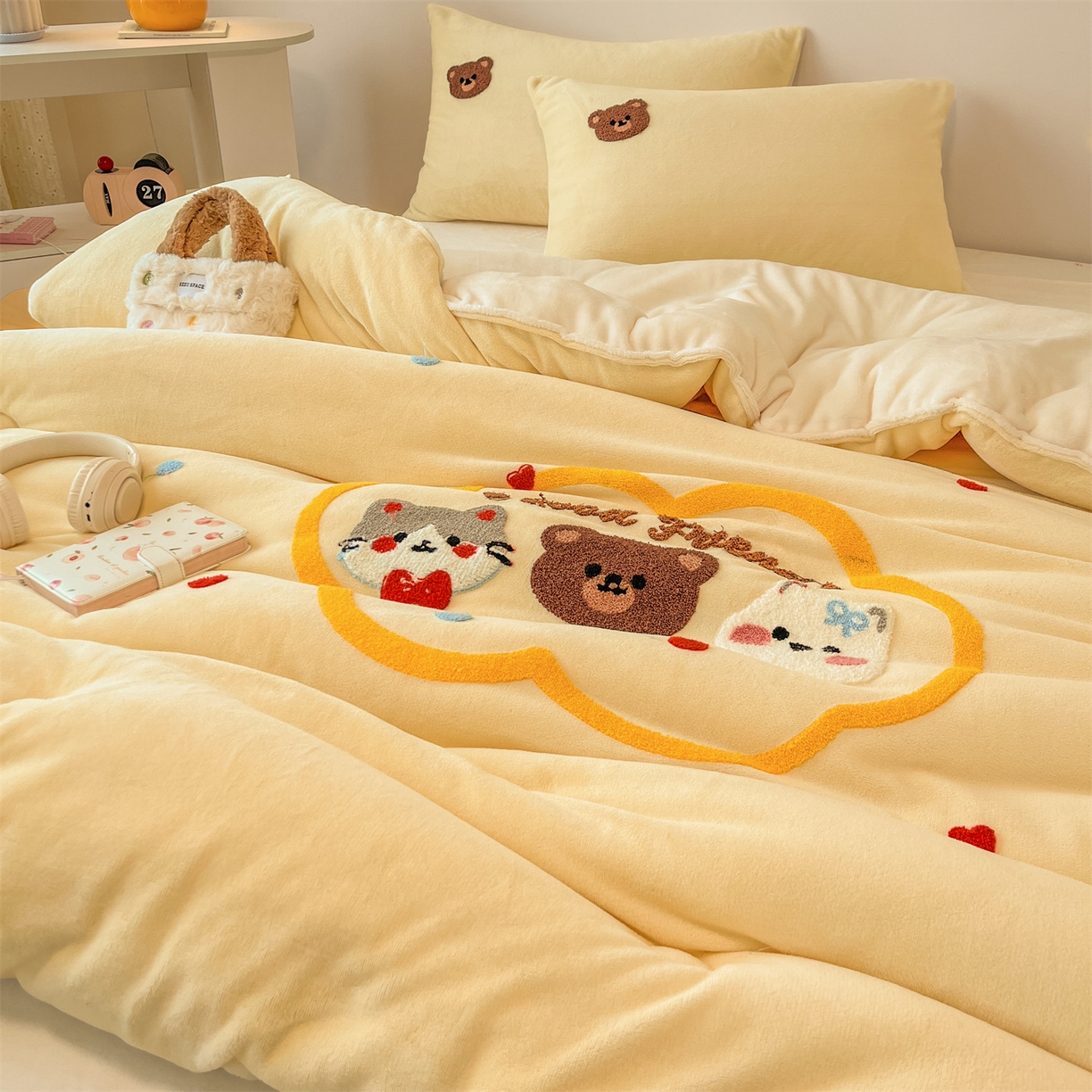 91家纺网 家纺一手货源 找家纺 换种生活 2025新款A类牛奶绒毛巾绣冬被被子被芯 云朵熊