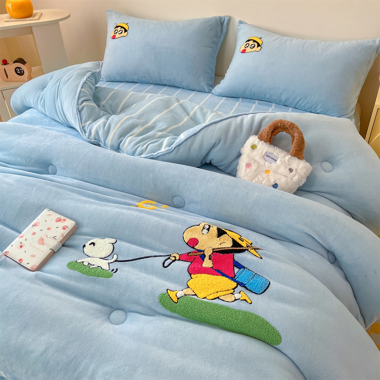 91家纺网 家纺一手货源 找家纺 换种生活 2025新款A类牛奶绒毛巾绣冬被被子被芯 小新日常