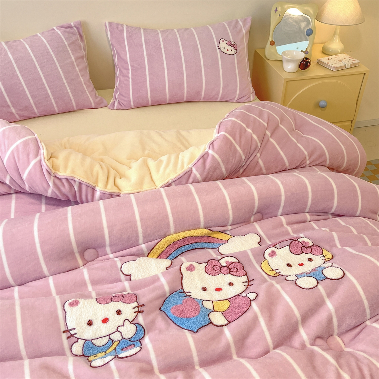 91家纺网 家纺一手货源 找家纺 换种生活 2025新款A类牛奶绒毛巾绣冬被被子被芯 粉萌-Kitty