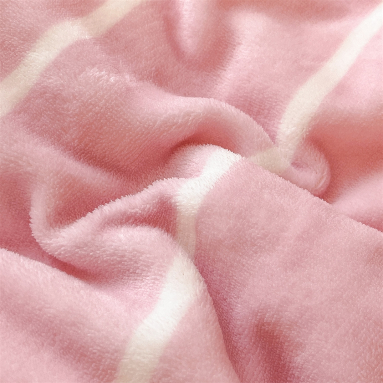 91家纺网 家纺一手货源 找家纺 换种生活 2025新款A类牛奶绒毛巾绣冬被被子被芯 粉萌-Kitty