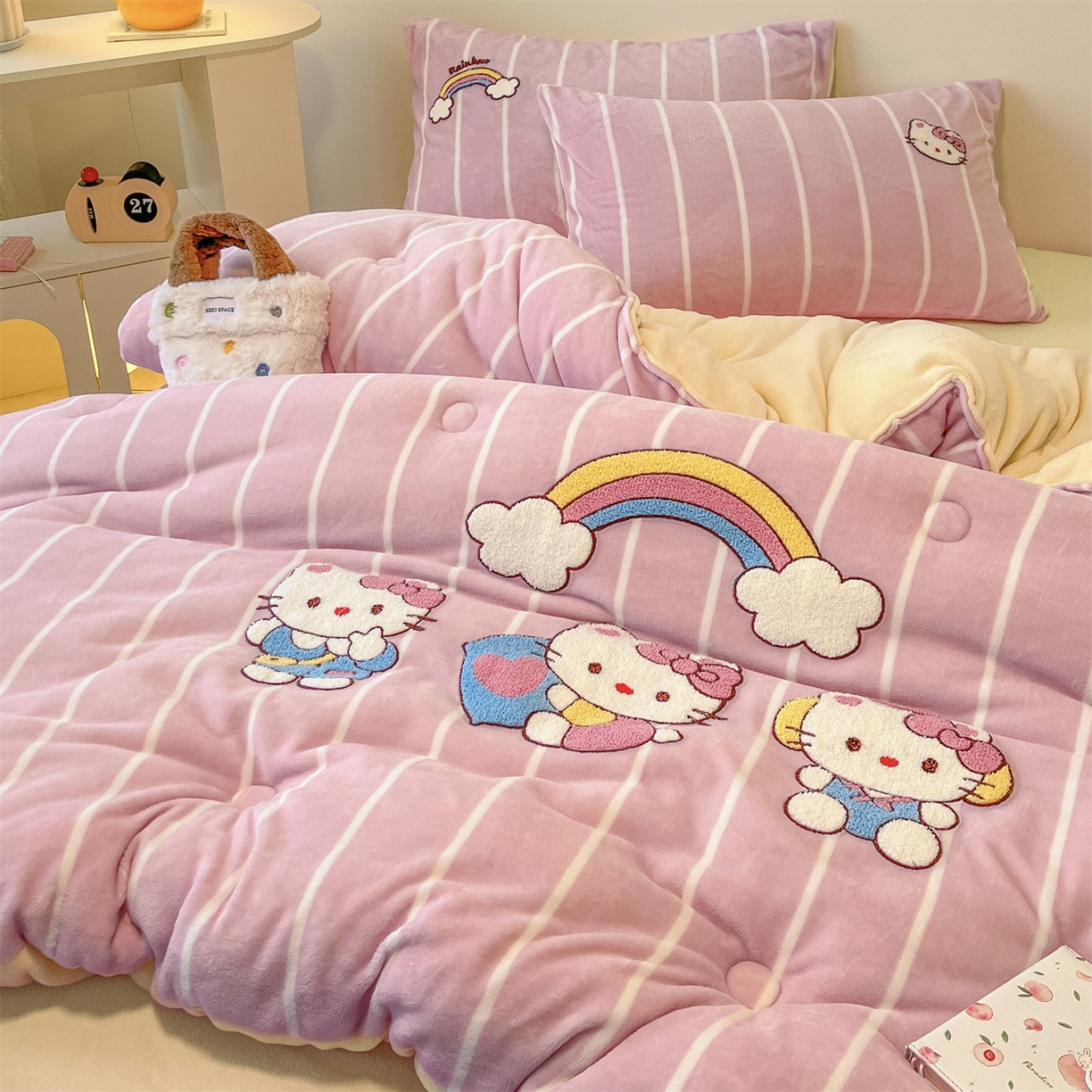 91家纺网 家纺一手货源 找家纺 换种生活 2025新款A类牛奶绒毛巾绣冬被被子被芯 粉萌-Kitty