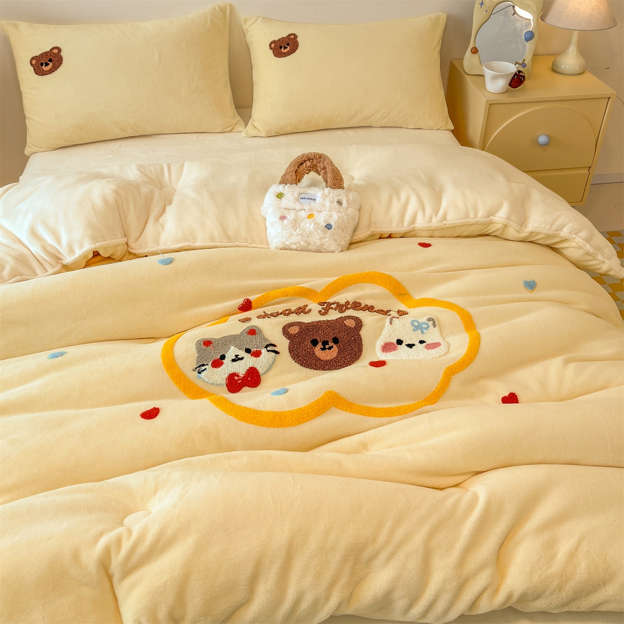 91家纺网 家纺一手货源 找家纺 换种生活 2025新款A类牛奶绒毛巾绣冬被被子被芯 云朵熊