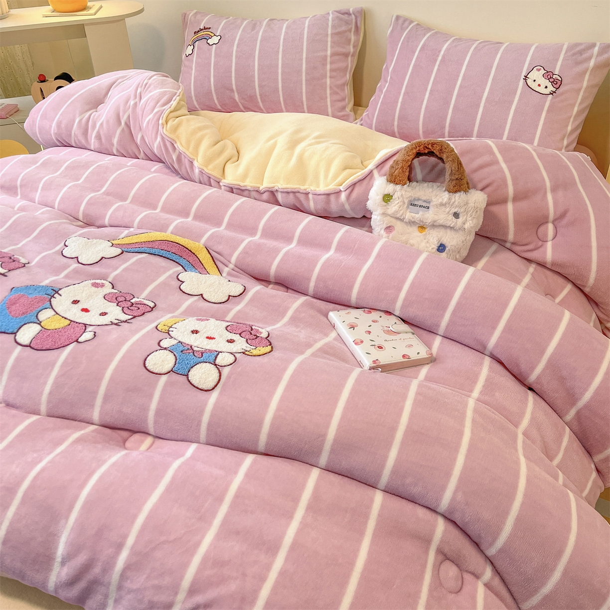 91家纺网 家纺一手货源 找家纺 换种生活 2025新款A类牛奶绒毛巾绣冬被被子被芯 粉萌-Kitty