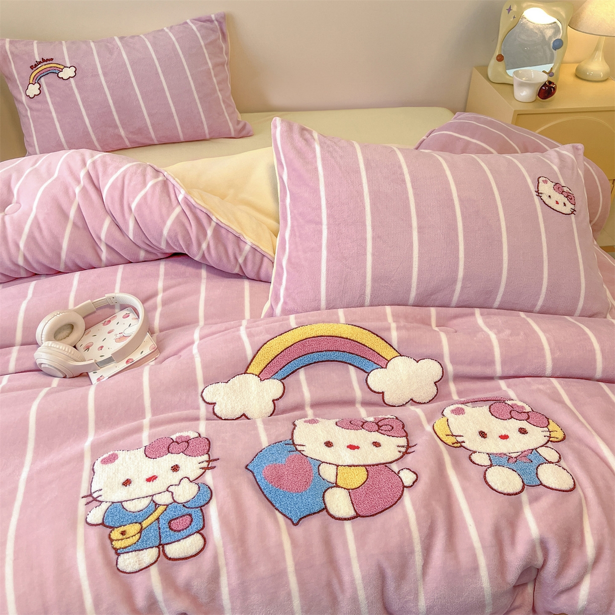 91家纺网 家纺一手货源 找家纺 换种生活 2025新款A类牛奶绒毛巾绣冬被被子被芯 粉萌-Kitty