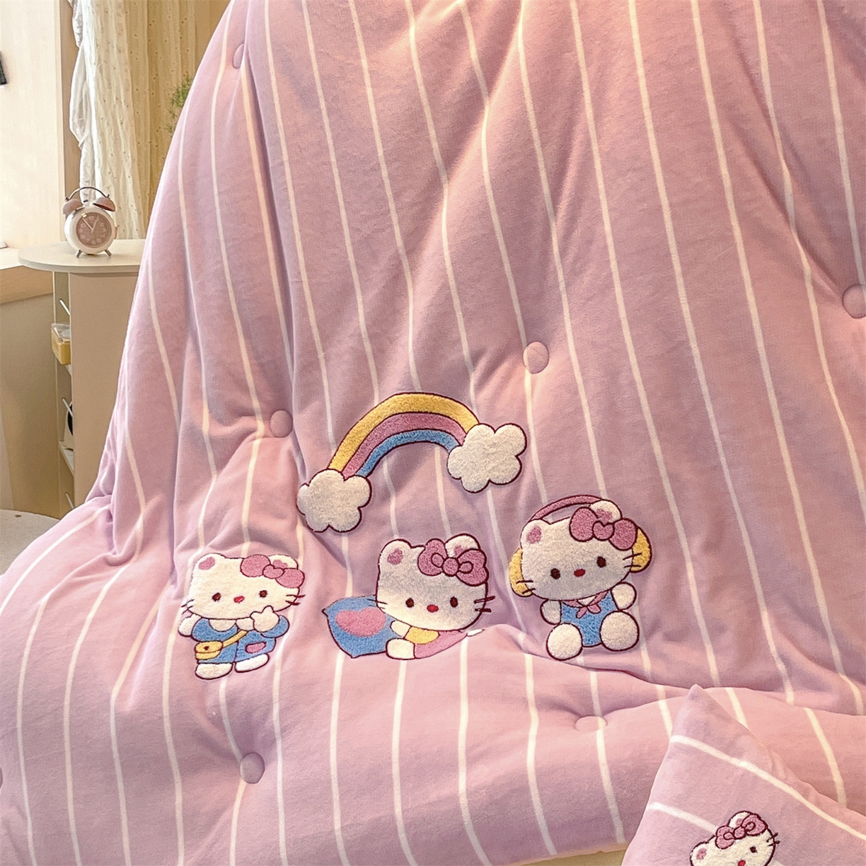 91家纺网 家纺一手货源 找家纺 换种生活 2025新款A类牛奶绒毛巾绣冬被被子被芯 粉萌-Kitty