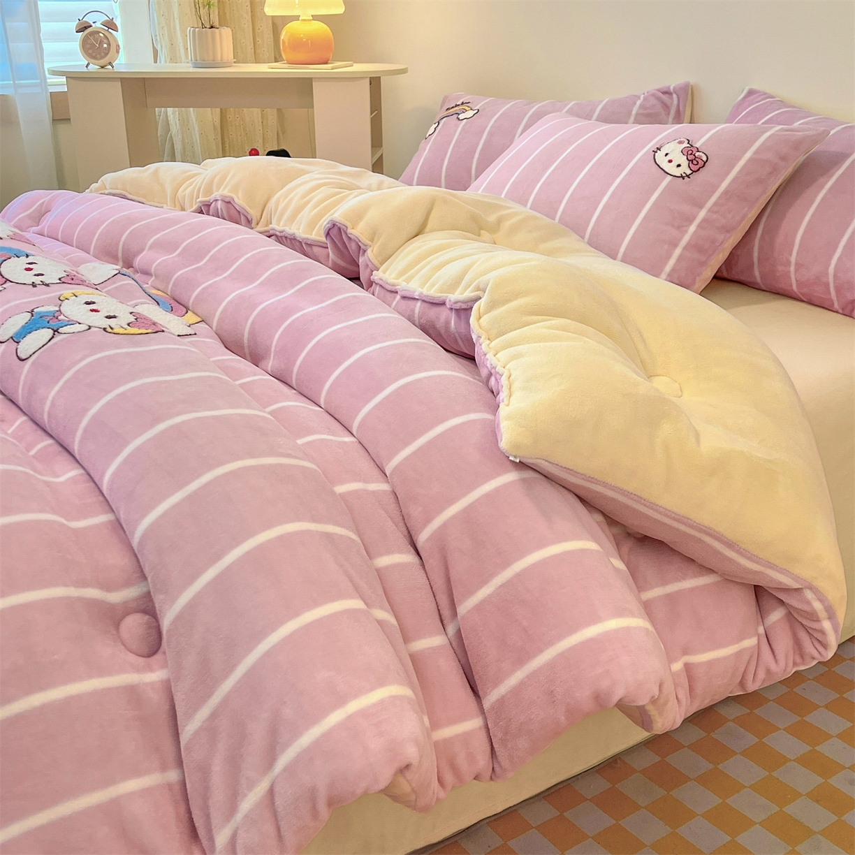 91家纺网 家纺一手货源 找家纺 换种生活 2025新款A类牛奶绒毛巾绣冬被被子被芯 粉萌-Kitty