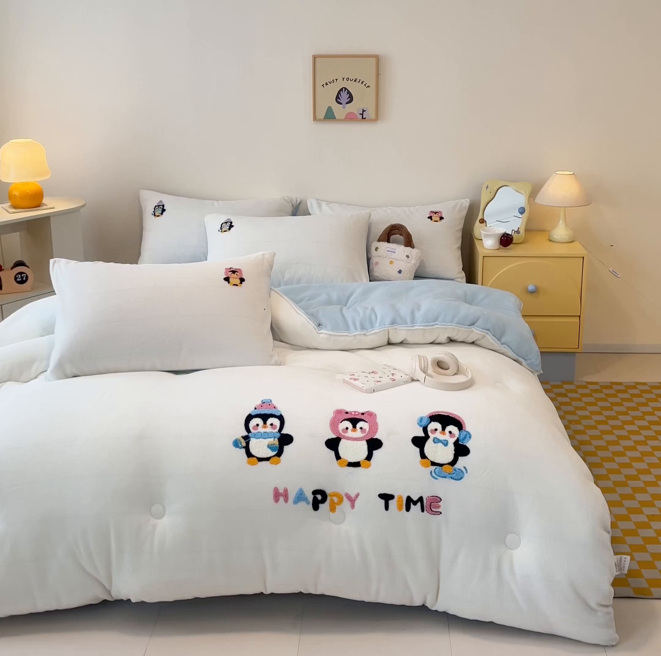 91家纺网 家纺一手货源 找家纺 换种生活 2025新款A类牛奶绒毛巾绣冬被被子被芯 企鹅时光