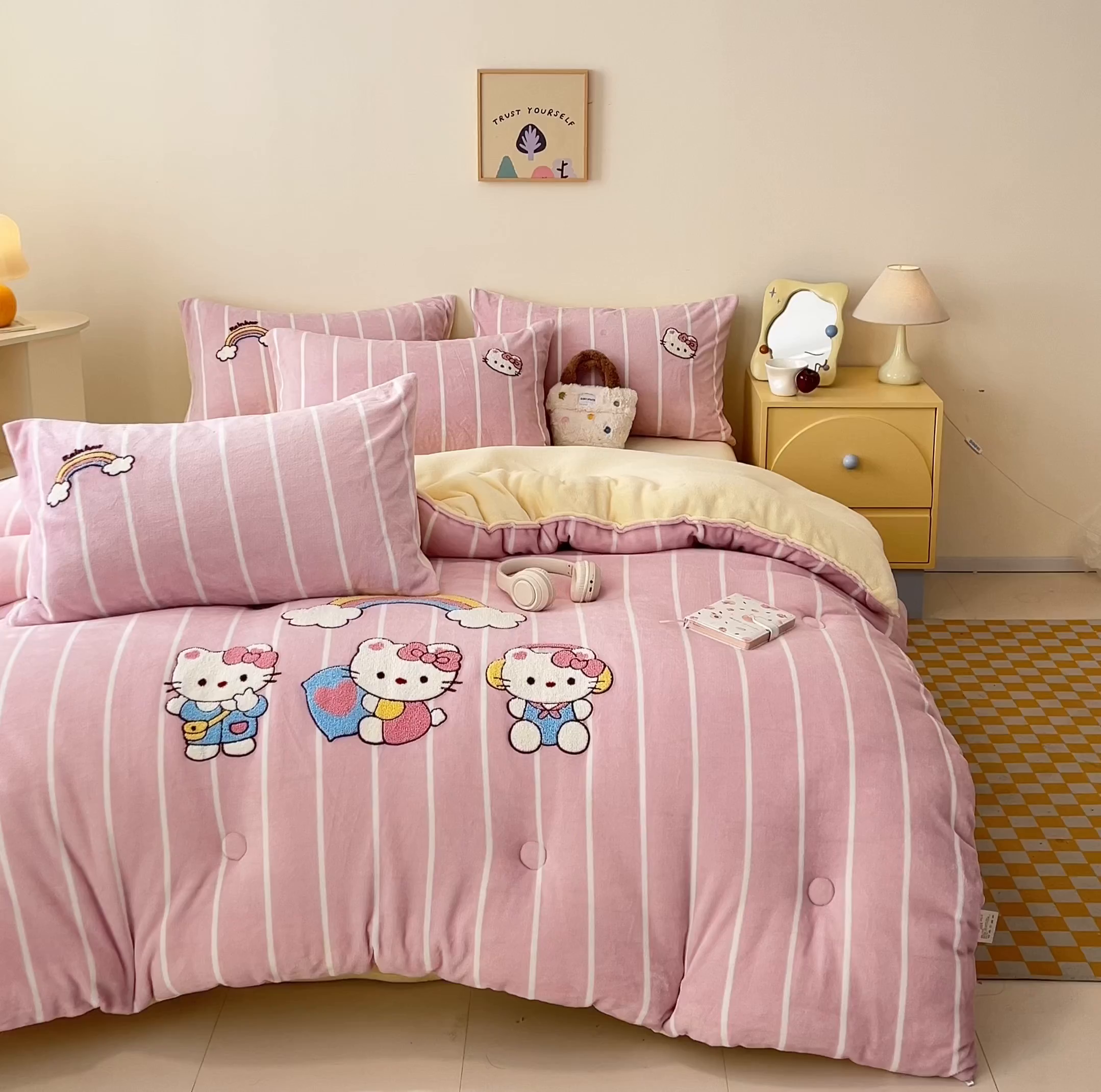 91家纺网 家纺一手货源 找家纺 换种生活 2025新款A类牛奶绒毛巾绣冬被被子被芯 粉萌-Kitty