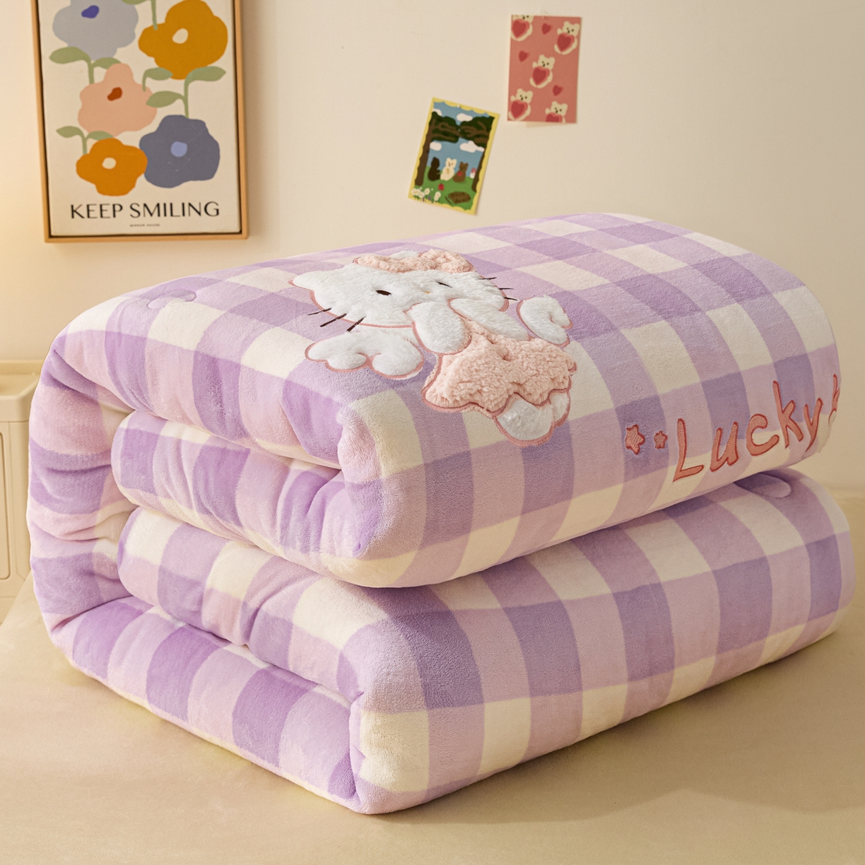 91家纺网 家纺一手货源 找家纺 换种生活 2025新款A类牛奶绒贴布绣冬被被子被芯 格纹萌喵-梦幻紫