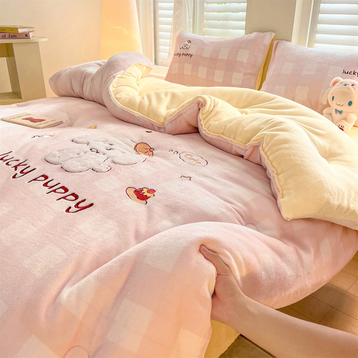 91家纺网 家纺一手货源 找家纺 换种生活 2025新款A类牛奶绒贴布绣冬被被子被芯 幸运汪格-樱花粉