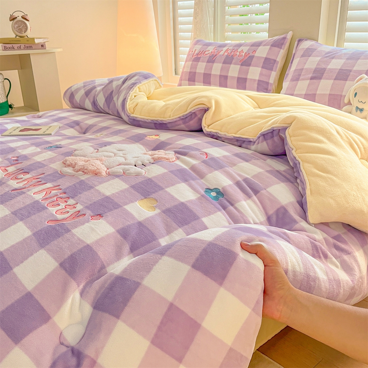 91家纺网 家纺一手货源 找家纺 换种生活 2025新款A类牛奶绒贴布绣冬被被子被芯 格纹萌喵-梦幻紫