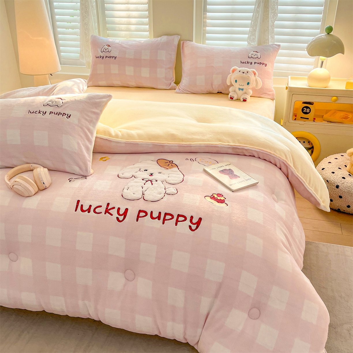 91家纺网 家纺一手货源 找家纺 换种生活 2025新款A类牛奶绒贴布绣冬被被子被芯 幸运汪格-樱花粉