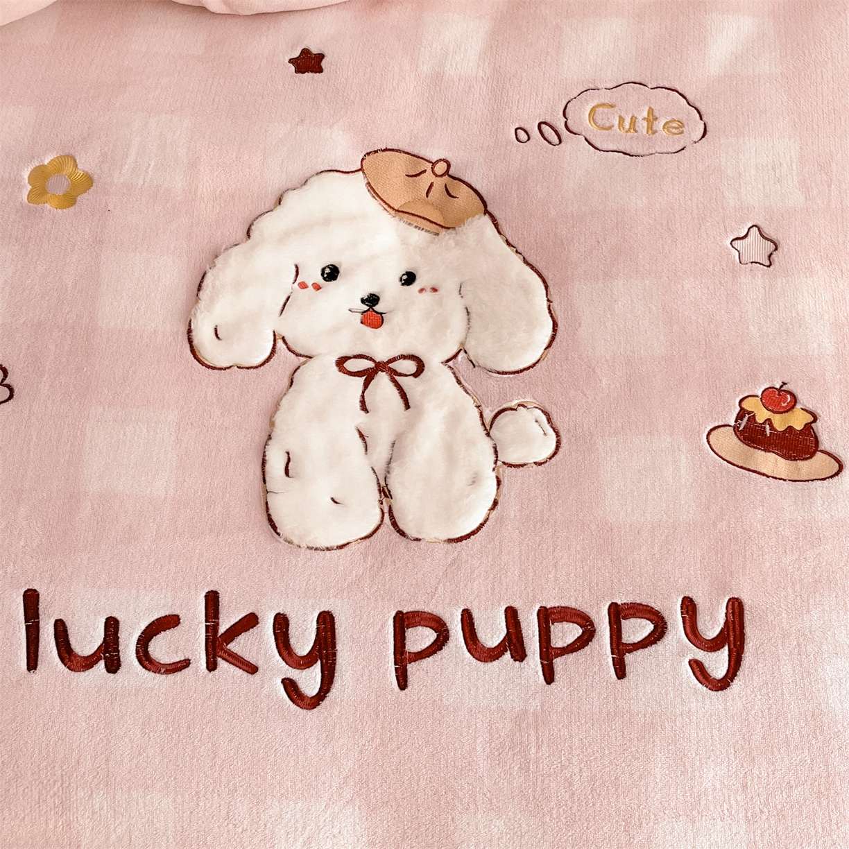 91家纺网 家纺一手货源 找家纺 换种生活 2025新款A类牛奶绒贴布绣冬被被子被芯 幸运汪格-樱花粉