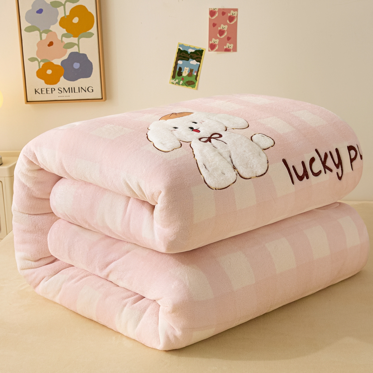 91家纺网 家纺一手货源 找家纺 换种生活 2025新款A类牛奶绒贴布绣冬被被子被芯 幸运汪格-樱花粉