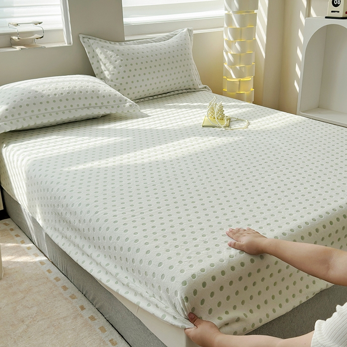 91家纺网 家纺一手货源 找家纺 （总）寝柔家纺 2025新款冬季INS简约清新加厚牛奶雕花绒圆点波点单床笠