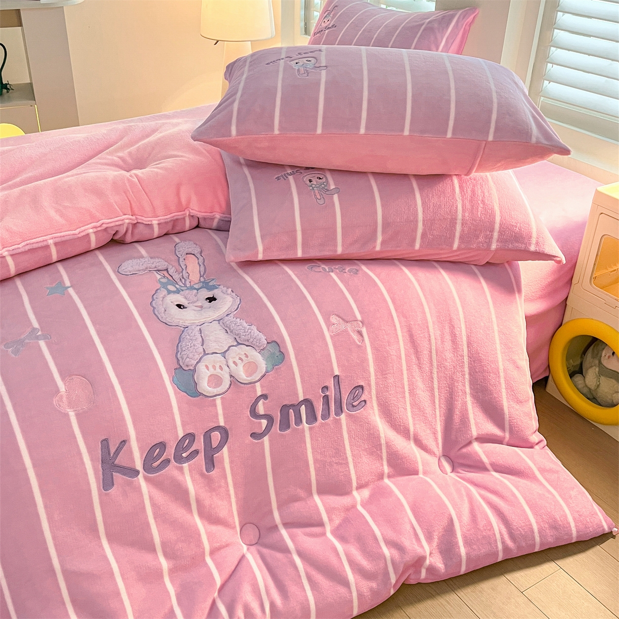 91家纺网 家纺一手货源 找家纺 换种生活 2025新款A类牛奶绒贴布绣冬被被子被芯 治愈萌兔-粉紫色