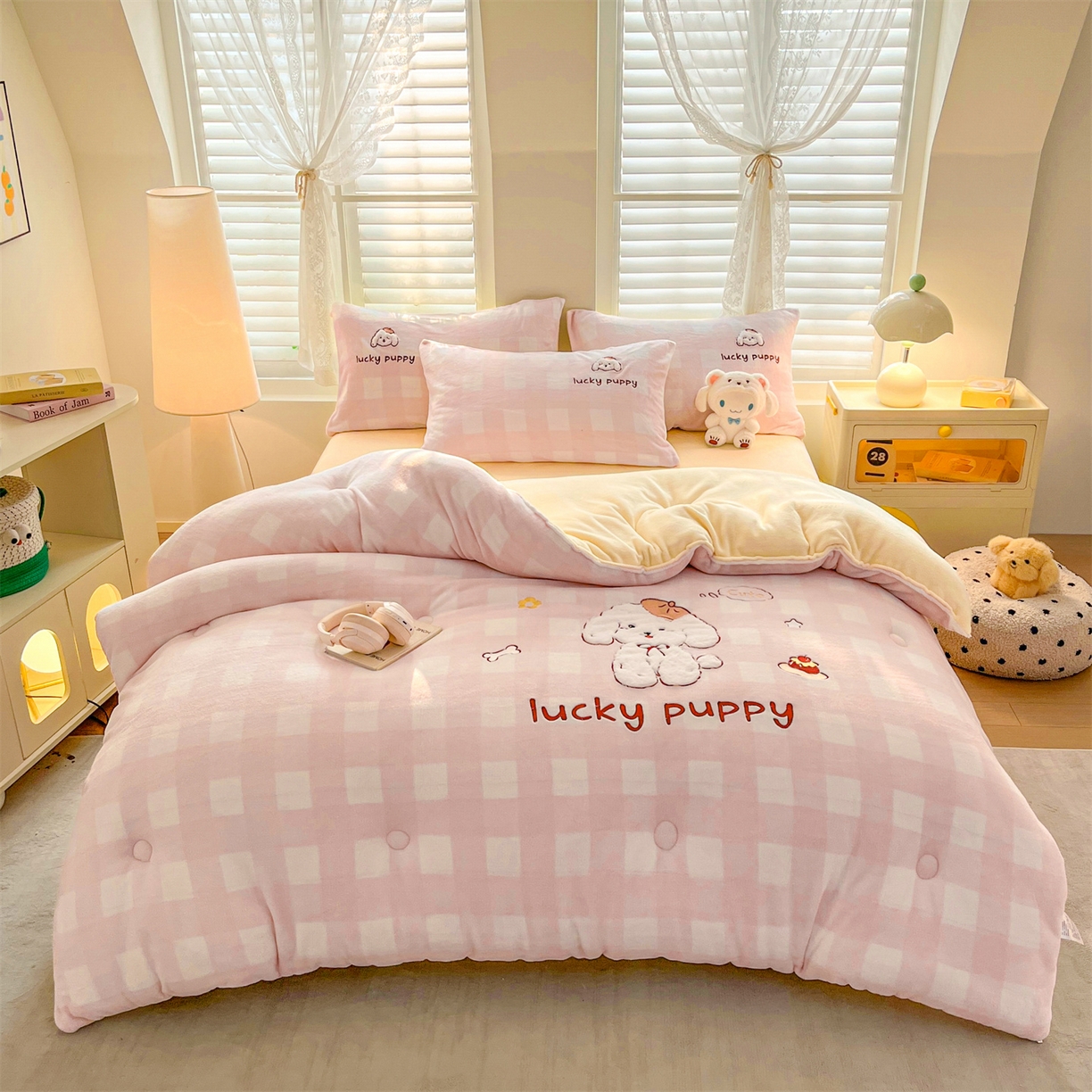 91家纺网 家纺一手货源 找家纺 换种生活 2025新款A类牛奶绒贴布绣冬被被子被芯 幸运汪格-樱花粉