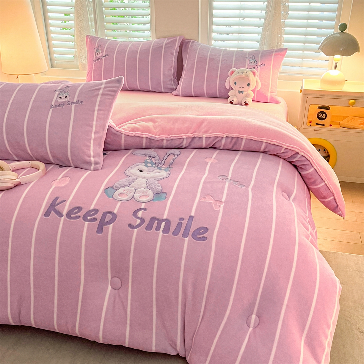 91家纺网 家纺一手货源 找家纺 换种生活 2025新款A类牛奶绒贴布绣冬被被子被芯 治愈萌兔-粉紫色