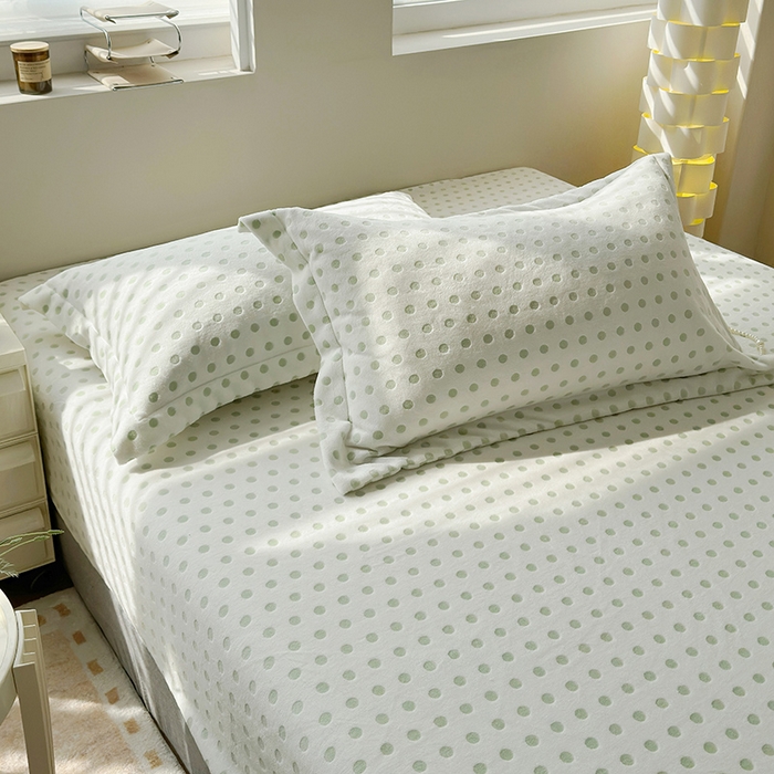 91家纺网 家纺一手货源 找家纺 寝柔家纺 2025新款冬季INS简约清新加厚牛奶雕花绒圆点波点单床笠 波点-冰川绿